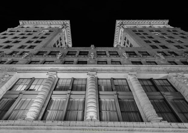 Building upshot, black-and-white